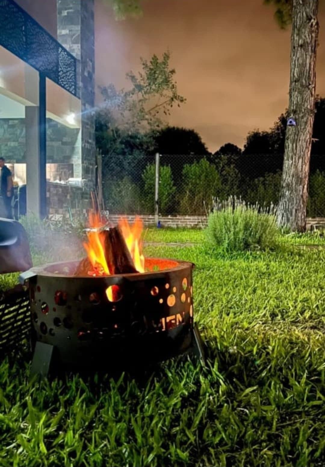 Fogonero encendido de noche en el parque